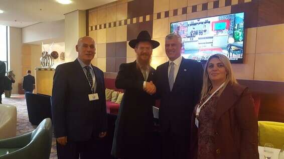 הרב קפלן נשיא קוסבו האשים טאצ'י ונשיא הקהילה היהודית בית ישראל בפרישטינה רושדי שקודרה // צילום: באדיבות הרב קפלן